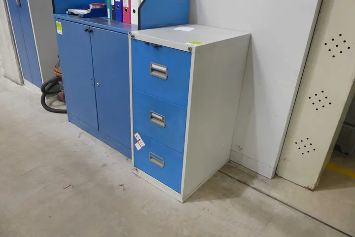 Kleiner Metallschrank, ohne Inhalt Maße in cm ca. 47 x 62 x 100